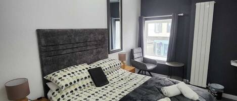 Doppia Standard | Con stile personalizzato, con arredamento individuale, tende oscuranti