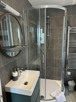 Superior Twin Room, Sea View | Individually decorated, individually furnished, blackout drapes - St George's Guesthouse (St. Peter Port)