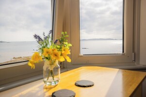 Habitación doble superior, vistas al mar | Cortinas opacas, tabla de planchar con plancha, decoración individual