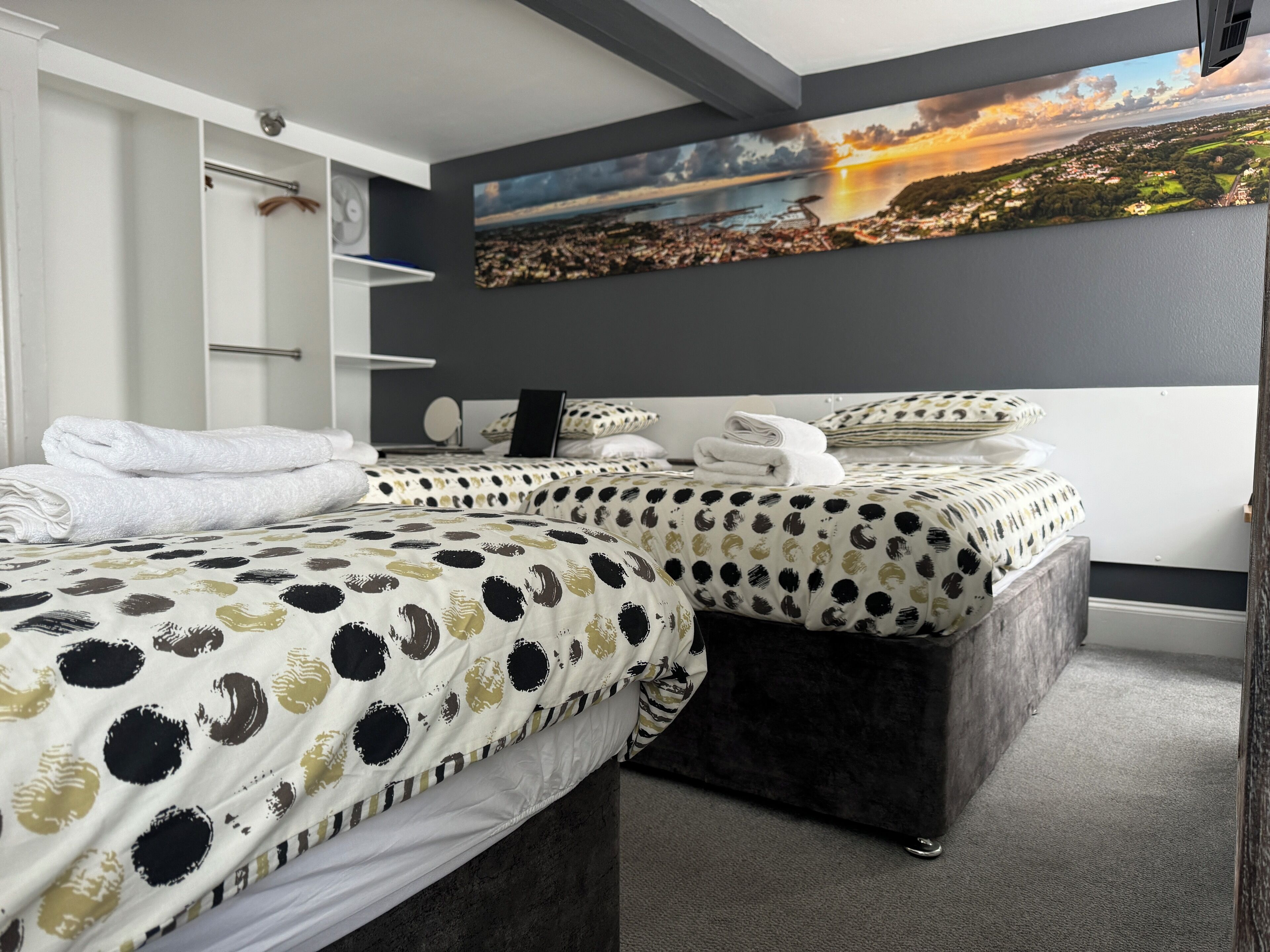 Chambre Triple Standard, rez-de-chaussée | Salle de bain | Douche, articles de toilette gratuits, sèche-cheveux