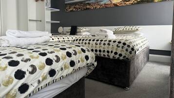 Chambre Triple Standard, rez-de-chaussée | Salle de bain | Douche, articles de toilette gratuits, sÚche-cheveux