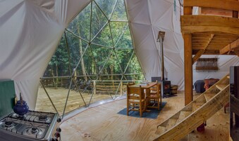 Ropa de cama de alta calidad y caja de seguridad en la habitación