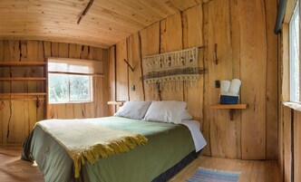 Ropa de cama de alta calidad y caja de seguridad en la habitación