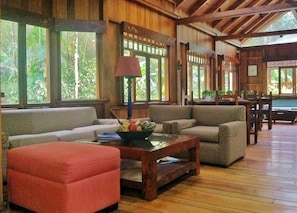 Coin salon dans le hall