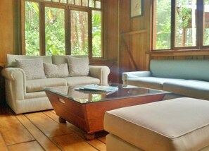 Coin salon dans le hall