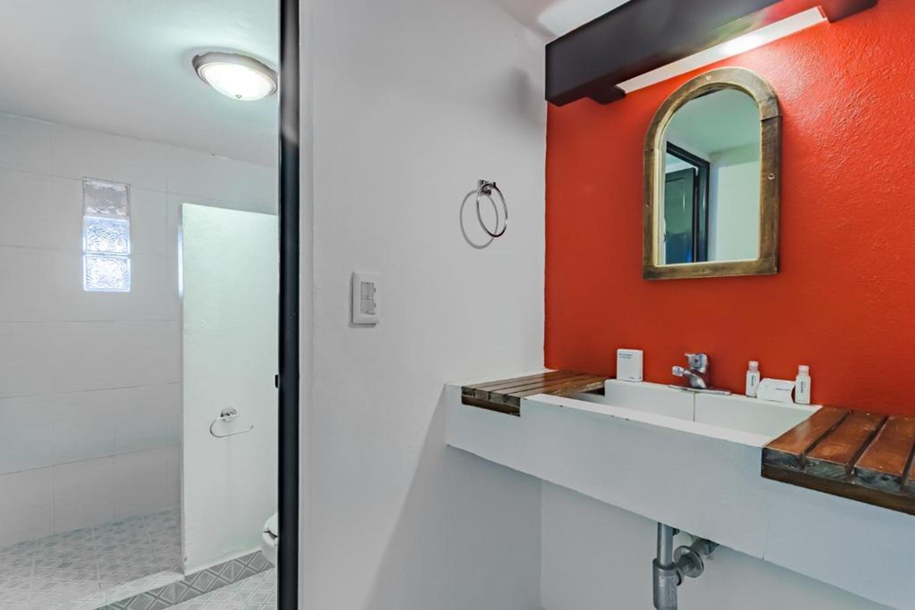 Habitación estándar | Baño | Regadera, secadora de cabello, toallas, jabón 