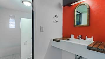 Habitación estándar | Baño | Regadera, secadora de cabello, toallas, jabón