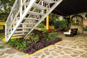 A staircase leading to a covered outdoor area with seating and plants. - OYO Hotel Meson Del Rio (Tepotzotlán)