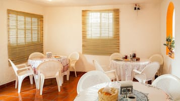 Se sirven desayunos, comidas y cenas