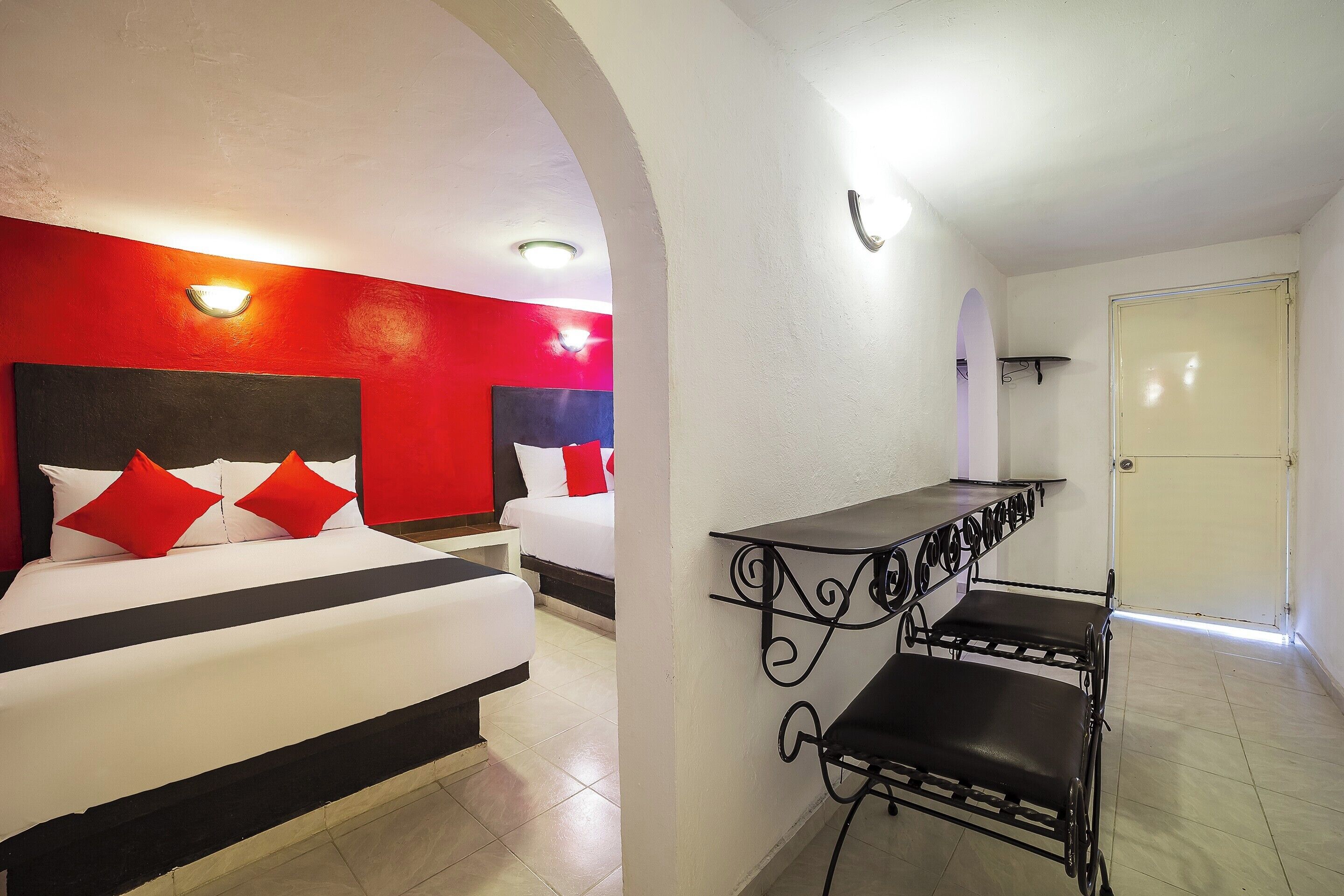 Ein Hotelzimmer mit einem Bett, einem Schreibtisch und einem Sessel.