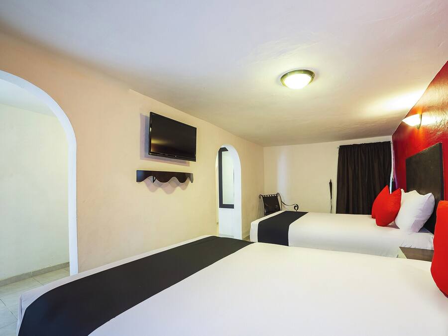 Habitación estándar, 2 camas dobles | Escritorio, tabla de planchar con plancha, wifi gratis y ropa de cama