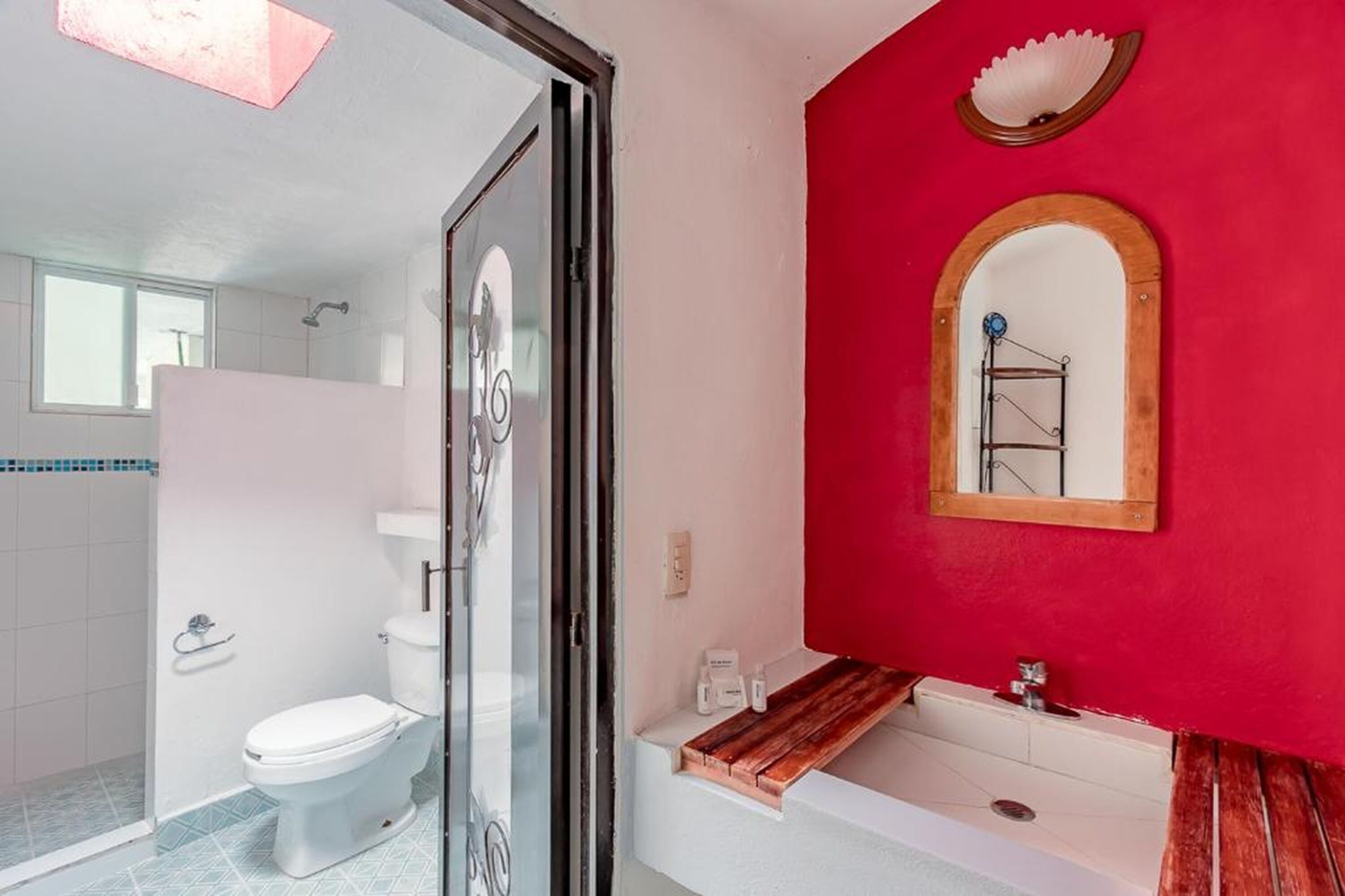 Habitación estándar, 2 camas matrimoniales | Baño | Regadera, secadora de cabello, toallas, jabón 