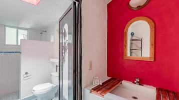 Habitación estándar, 2 camas matrimoniales | Baño | Regadera, secadora de cabello, toallas, jabón