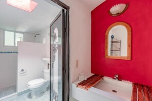 Standard Room | Bathroom | Shower, towels, soap, toilet paper - OYO Hotel MesÃ³n Del RÃ­o (Tepotzotlán)