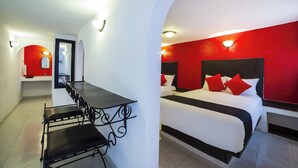 A hotel room with a bed, a desk, and a chair. - Capital O Hotel Meson Del Rio, Tepotzotlan (Tepotzotlán)