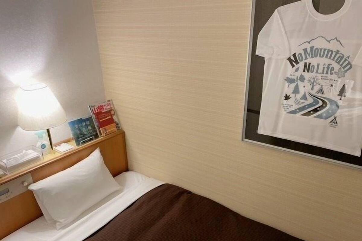 Escritorio, cortinas opacas, tabla de planchar con plancha y wifi gratis