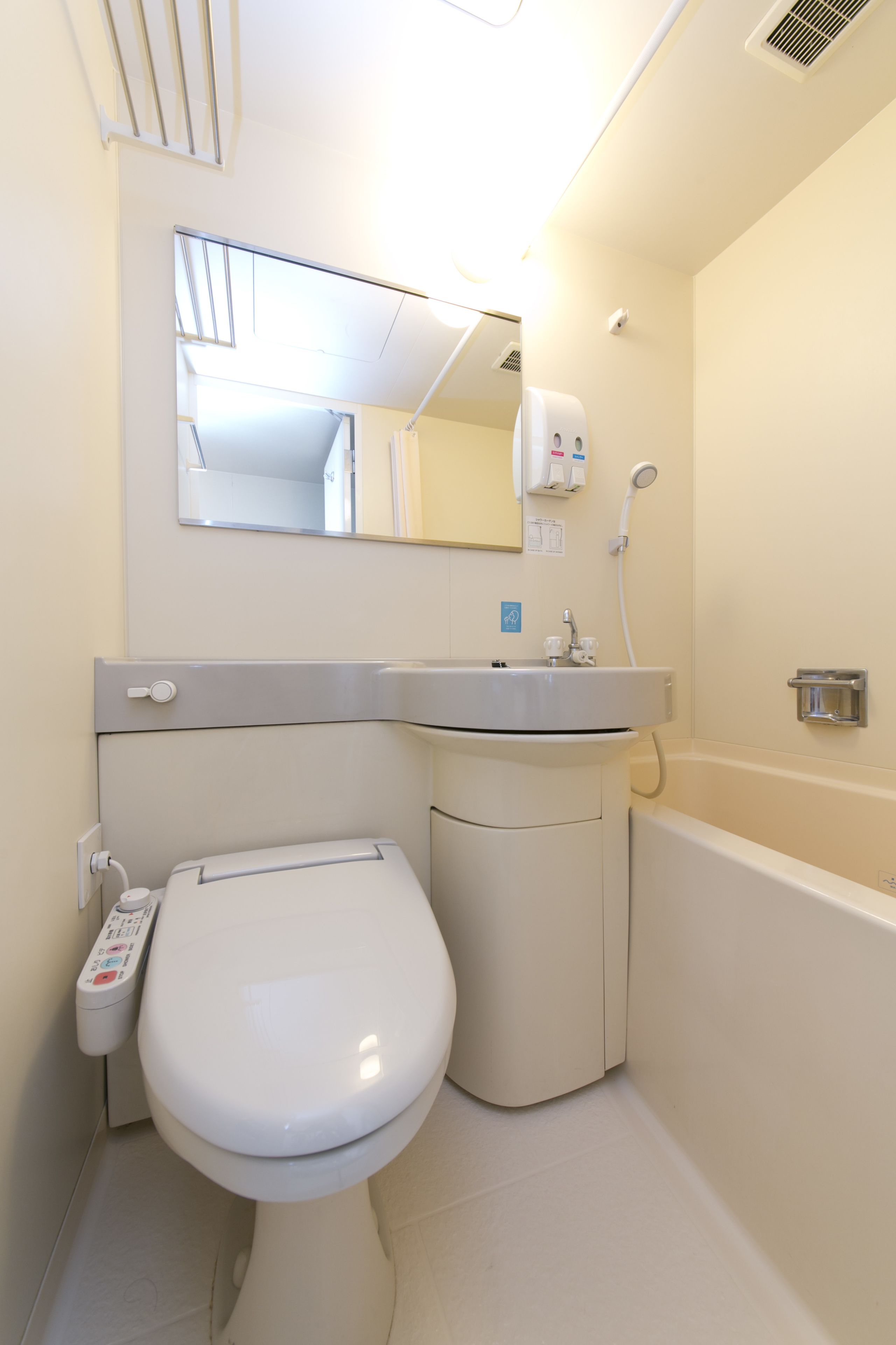 combined shower/bathtub, deep-soaking bathtub, free toiletries