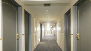 A long, narrow hotel corridor with doors on both sides, numbered 517 and 511. - Ace Inn Matsumoto (Matsumoto)