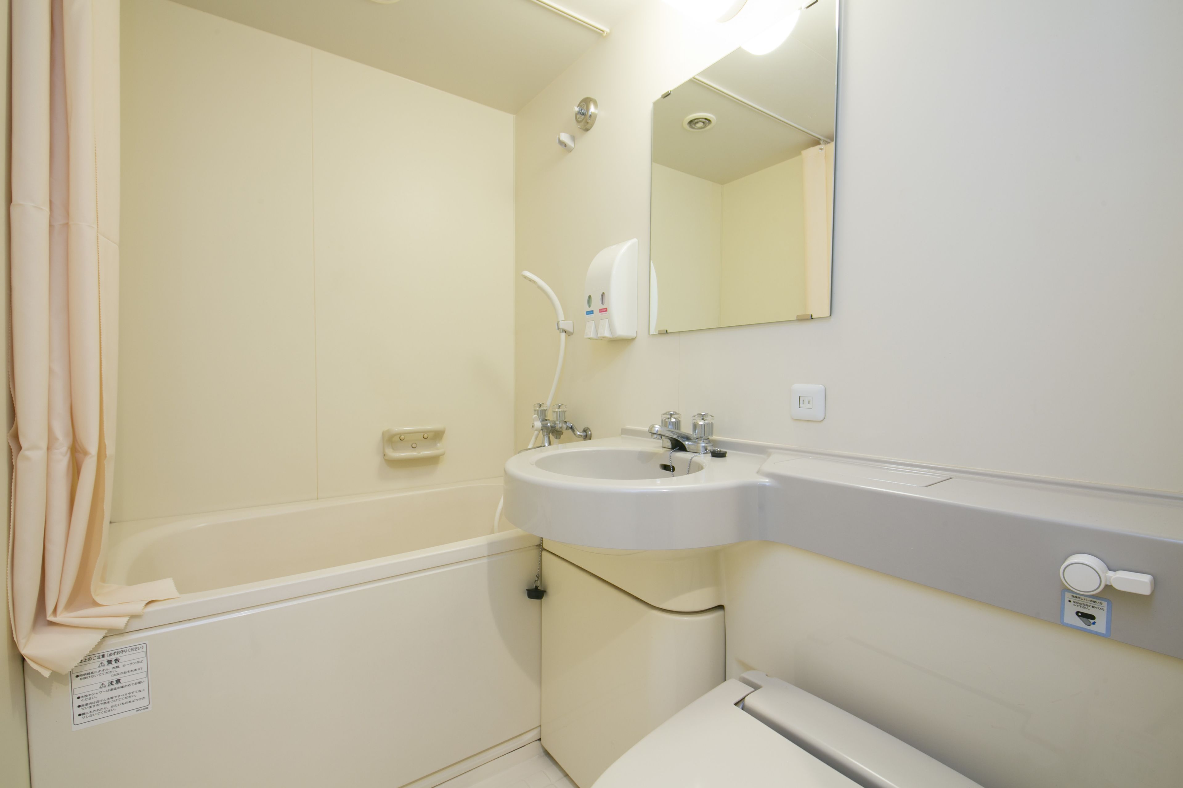 combined shower/bathtub, deep-soaking bathtub, free toiletries