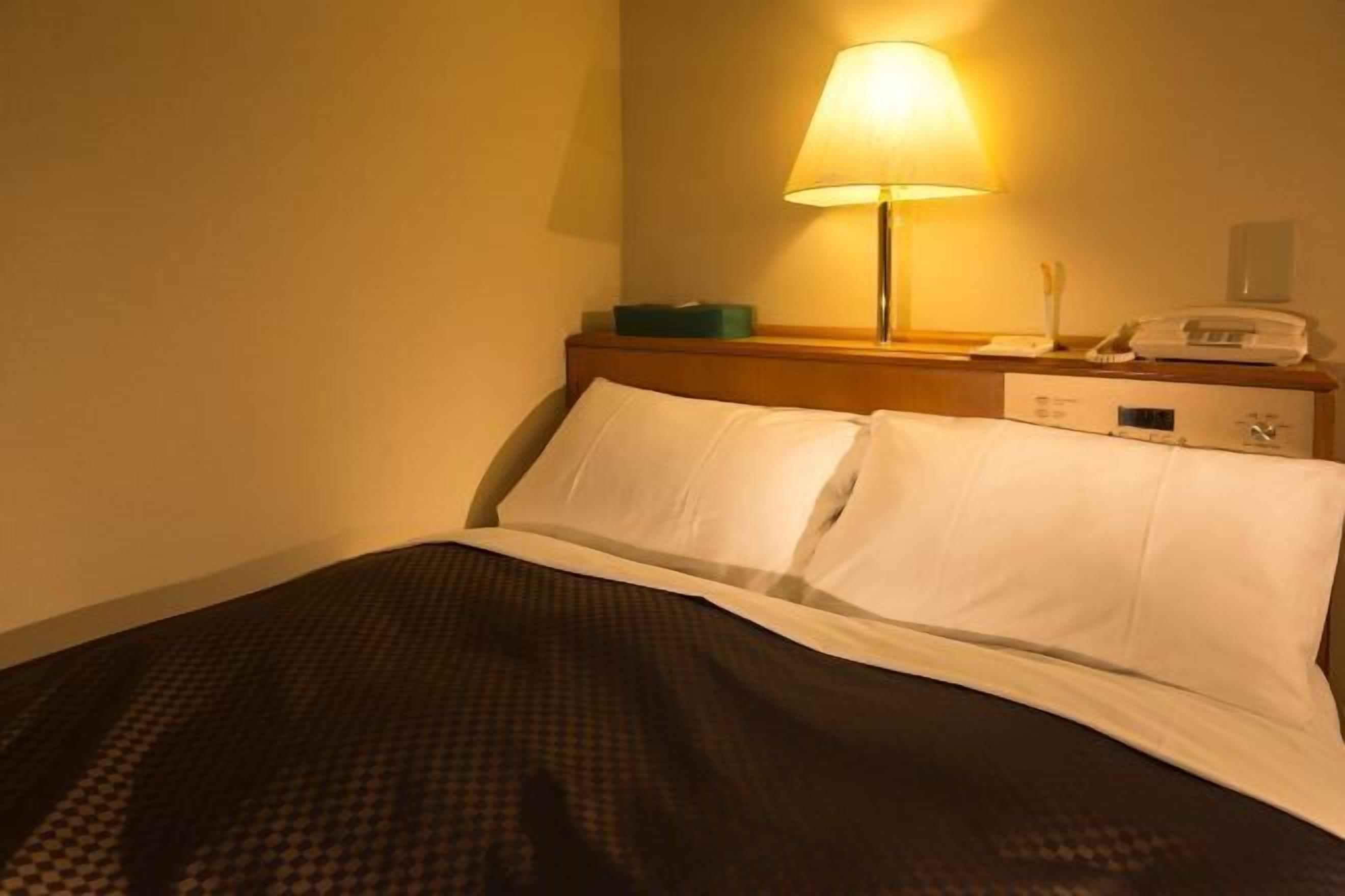 Bàn, màn/rèm cản sáng, bàn ủi/dụng cụ ủi quần áo 