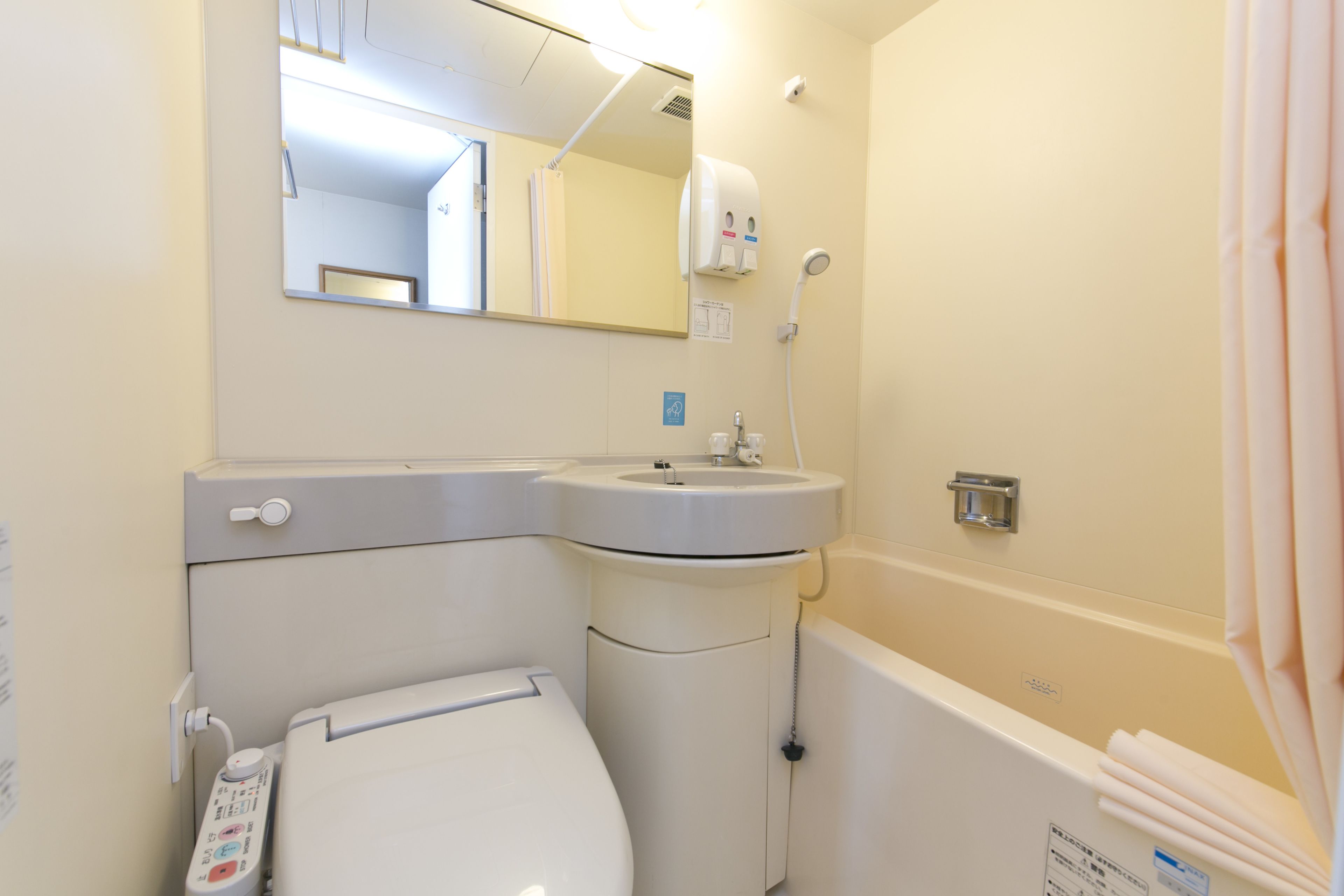 combined shower/bathtub, deep-soaking bathtub, free toiletries