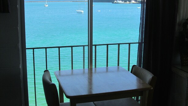 A balcony with a view of the sea, a cruise ship, and a yacht. - Hilo Reeds Bay Hotel (Hilo)