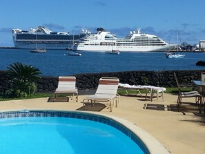 Outdoor pool, open 9:00 AM to 7:00 PM, sun loungers - Hilo Reeds Bay Hotel (Hilo)