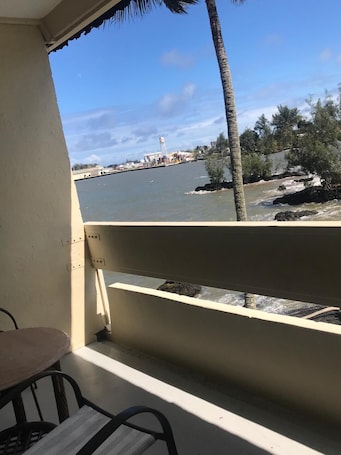 Standard Studio (1 King Bed) | Terrace/patio. Hilo Reeds Bay Hotel