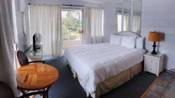 Estúdio, 1 cama King, vista para a baía | Ferros/tábuas de passar roupa, roupa de cama