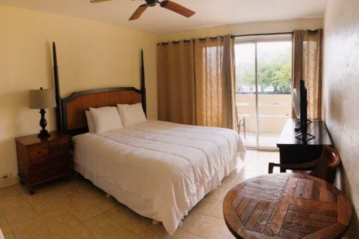 Tabla de planchar con plancha y ropa de cama