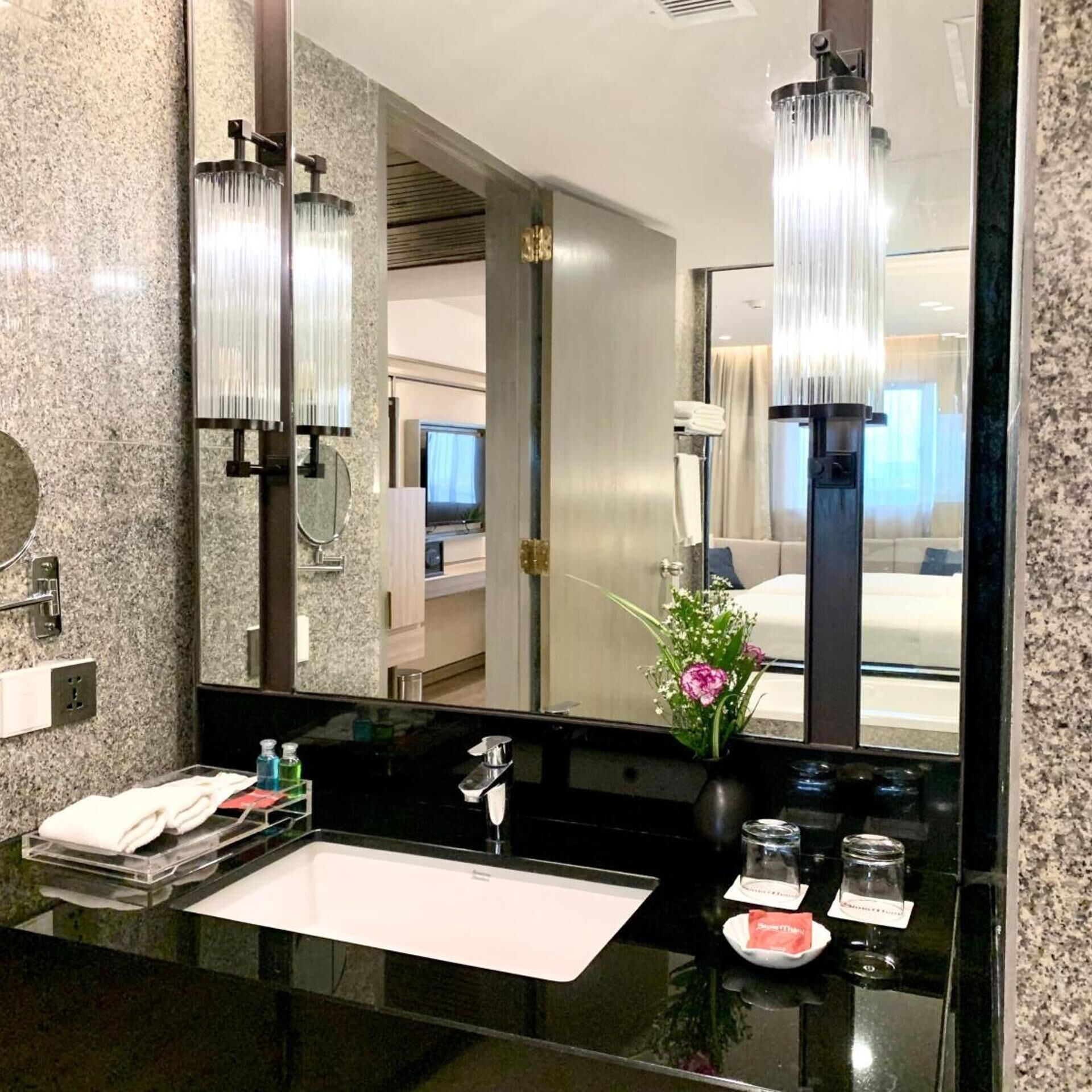 Combined shower/bathtub, deep-soaking bathtub, free toiletries