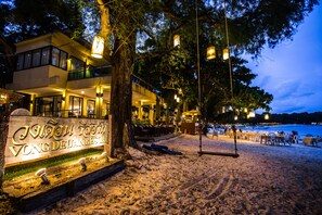 Front of property - evening/night - Vongdeuan Resort (Rayong)