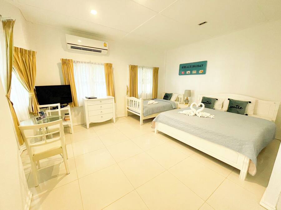 Beach House | Minibar, free WiFi