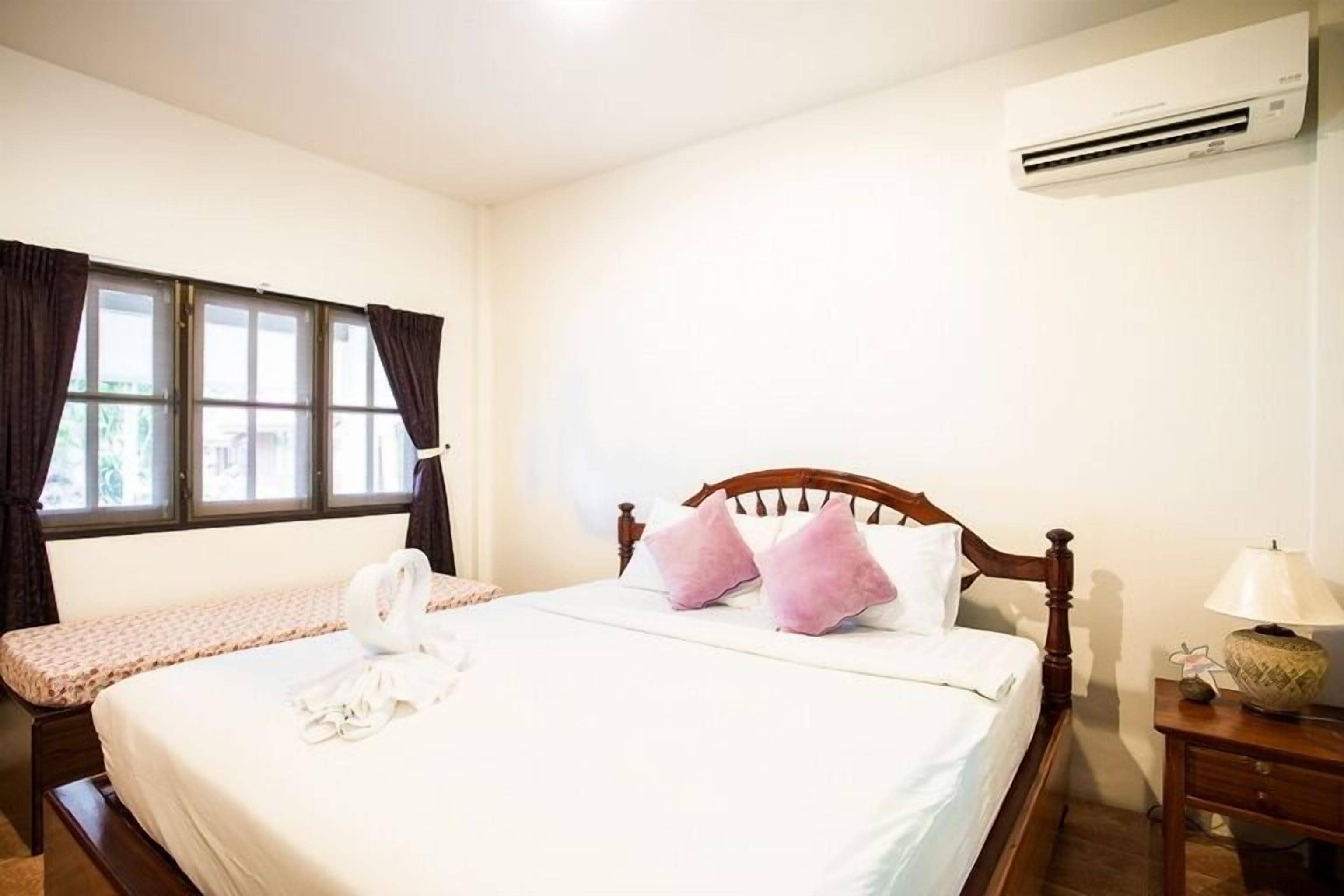 deluxe room | 1 bedroom, minibar, free wifi