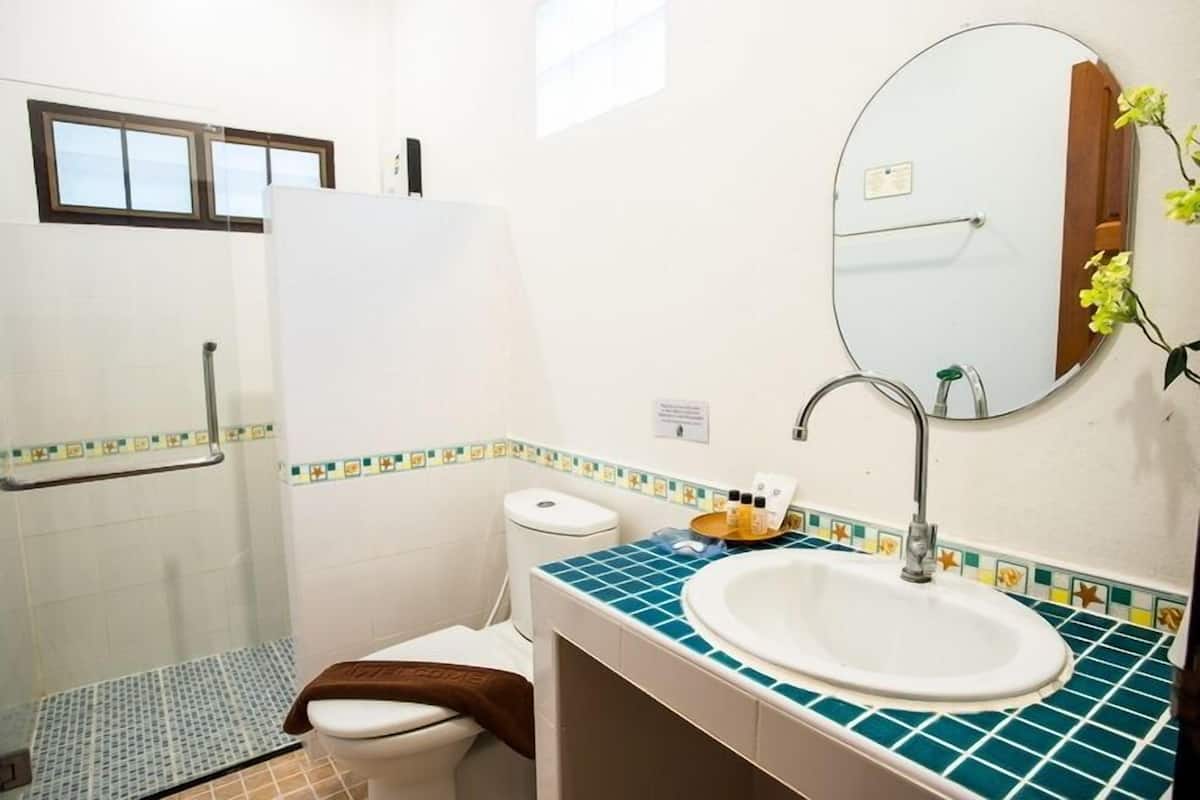 deluxe room | bathroom | shower, free toiletries, hair dryer, slippers