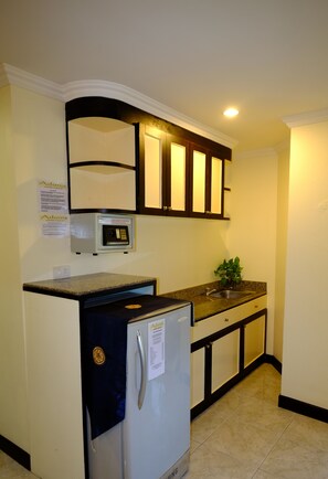 Deluxe Studio Double | Minibar, in-room safe, desk, iron/ironing board - Adonis Guest House (Patong)