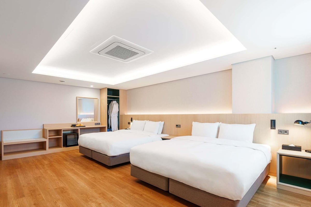 Suite Deluxe, 2 camas matrimoniales, balcón | Ropa de cama de alta calidad y escritorio