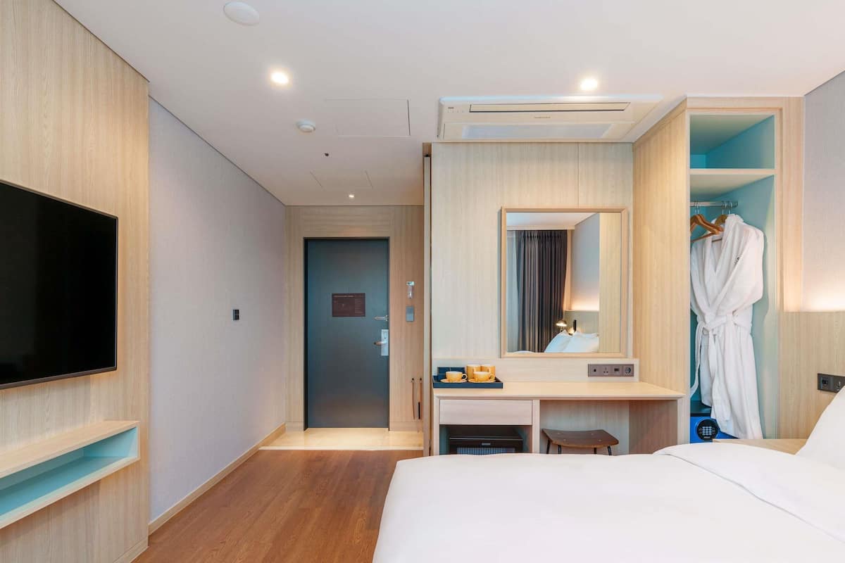 Habitación estándar, 1 cama matrimonial, para no fumadores | Ropa de cama de alta calidad y escritorio