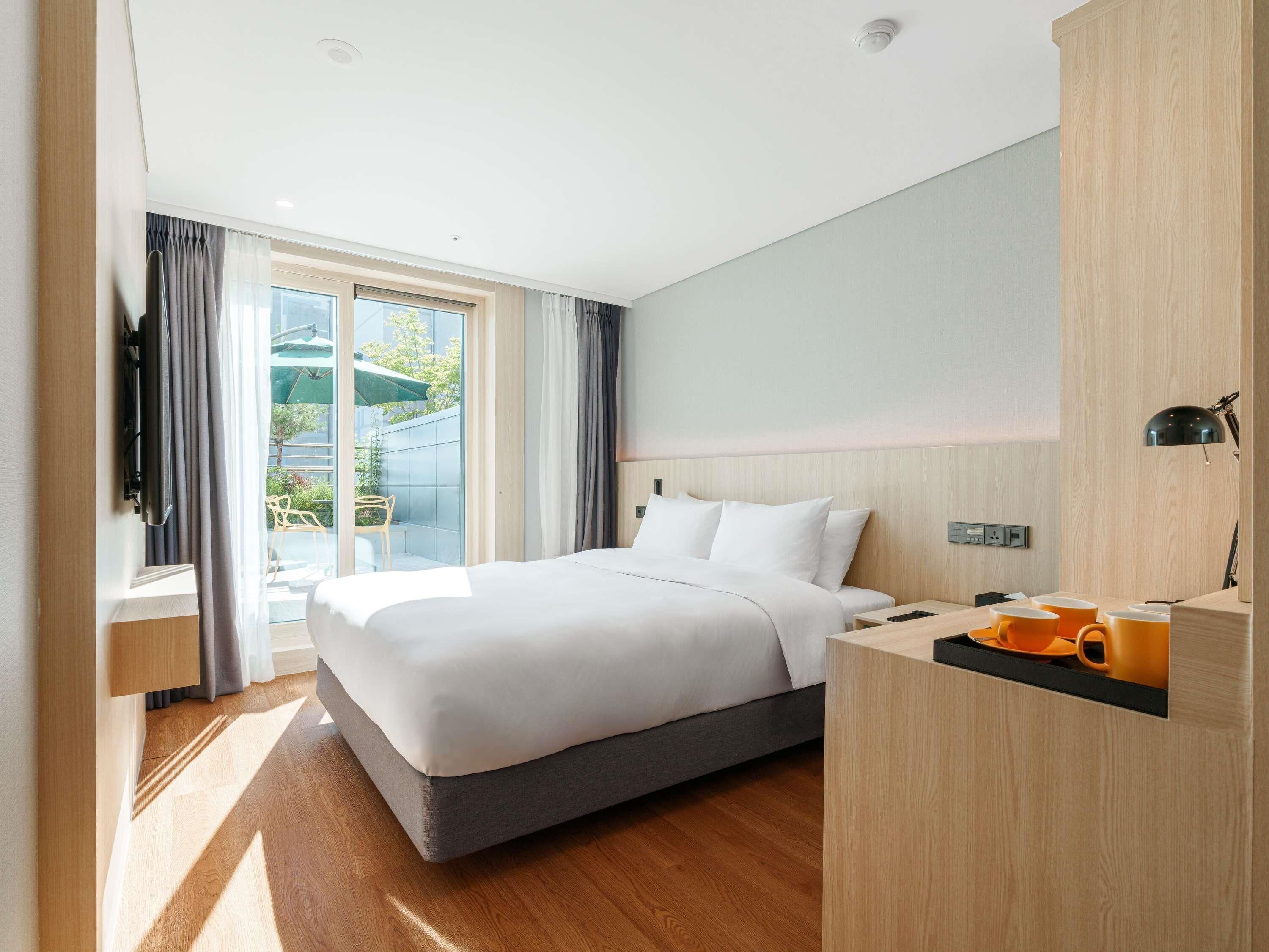 Quarto luxo, 1 cama de casal, sacada | Roupas de cama premium, escrivaninha, espaço de trabalho para notebook