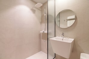 Deluxe Room, 1 Double Bed | Bathroom
