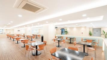 Daily buffet breakfast (KRW 15000 per person)
