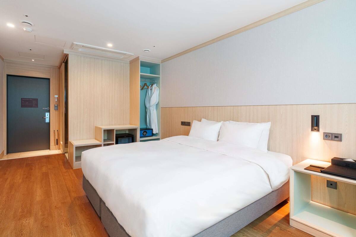 Deluxe Room, 1 Double Bed | Premium bedding, desk, laptop workspace, soundproofing