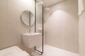 Regadera, amenidades de baño ecológicas, secadora de cabello, batas
