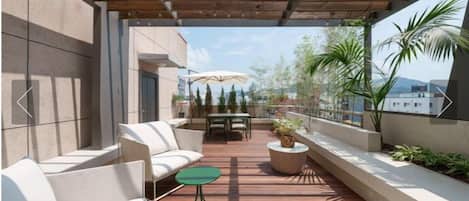 Suite Deluxe, 2 camas dobles, balcón | Terraza o patio