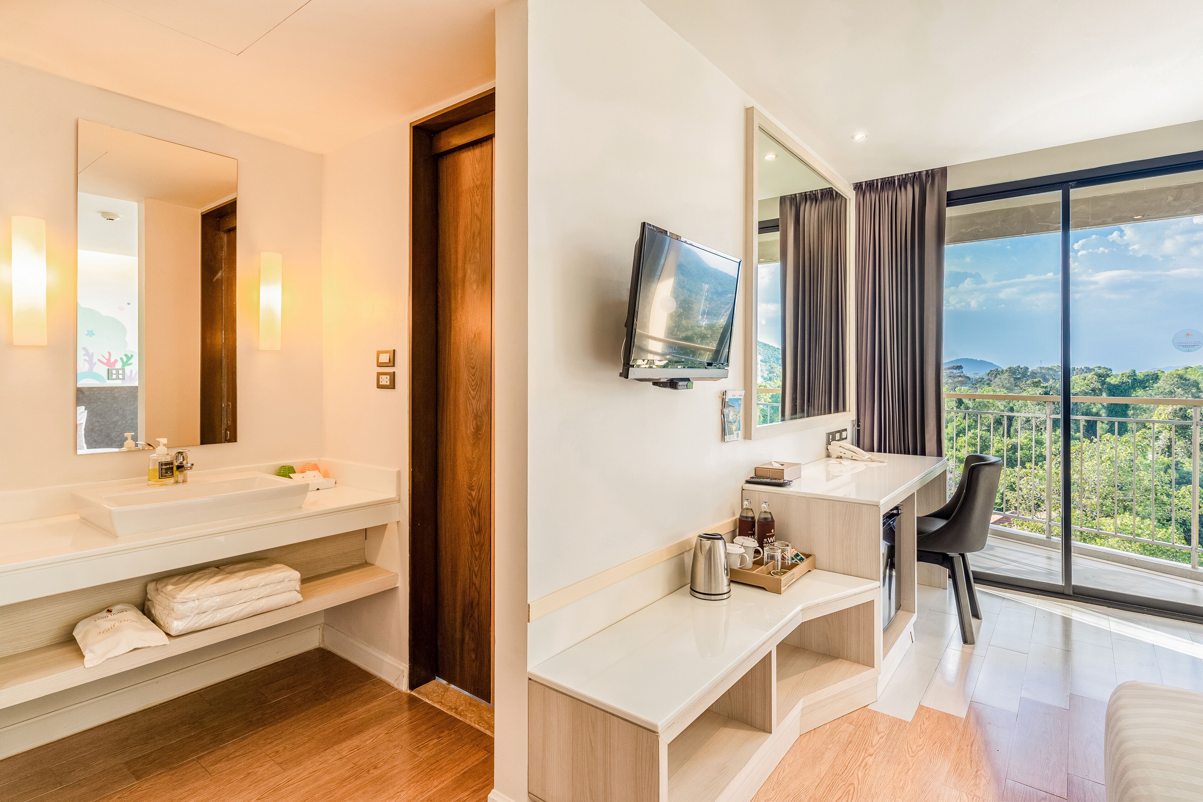 superior high floor | 1 bedroom, desk, free wifi, bed sheets