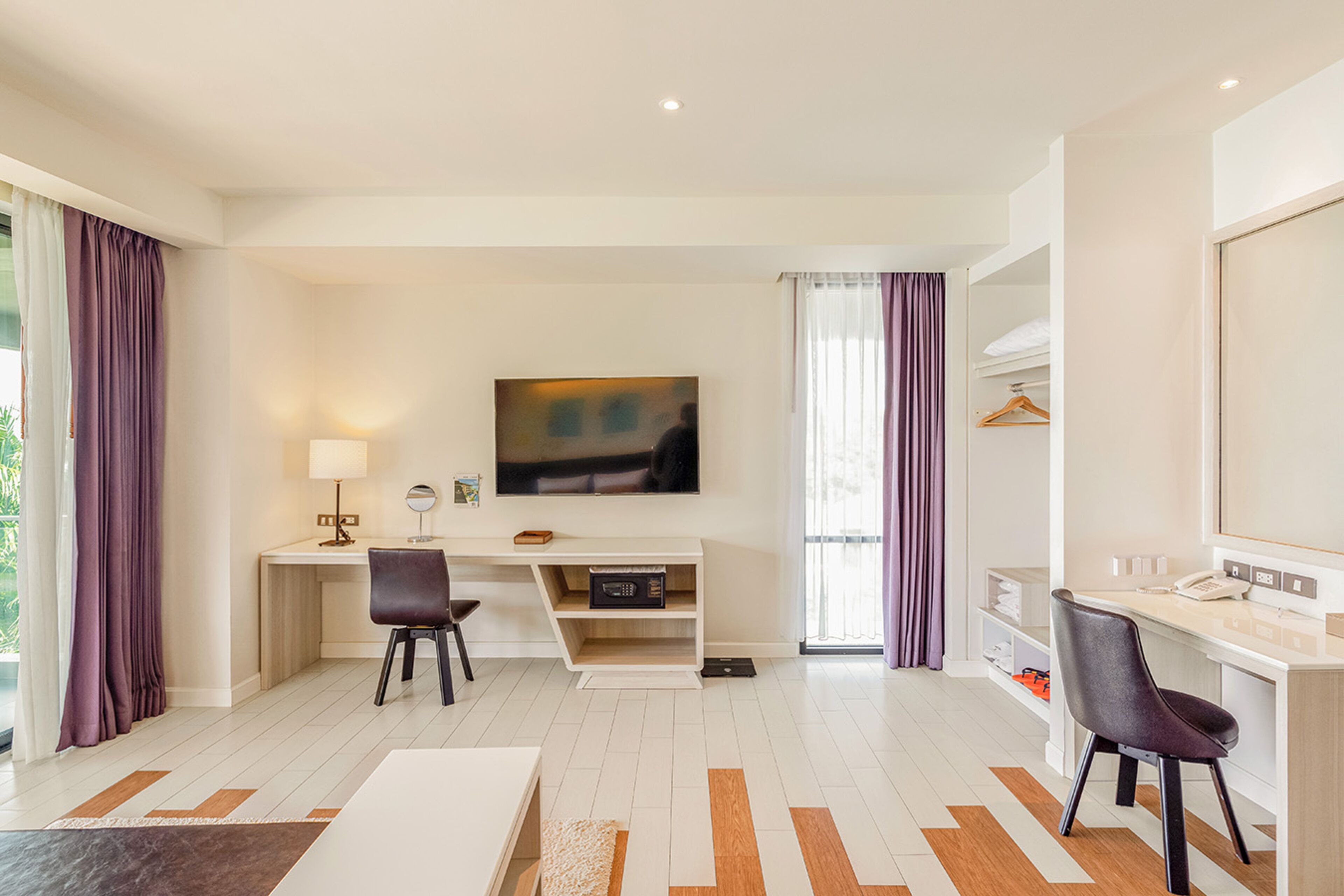 deluxe corner room | 1 bedroom, desk, free wifi, bed sheets