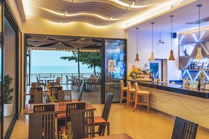 供应早餐、午餐和晚餐，国际美食