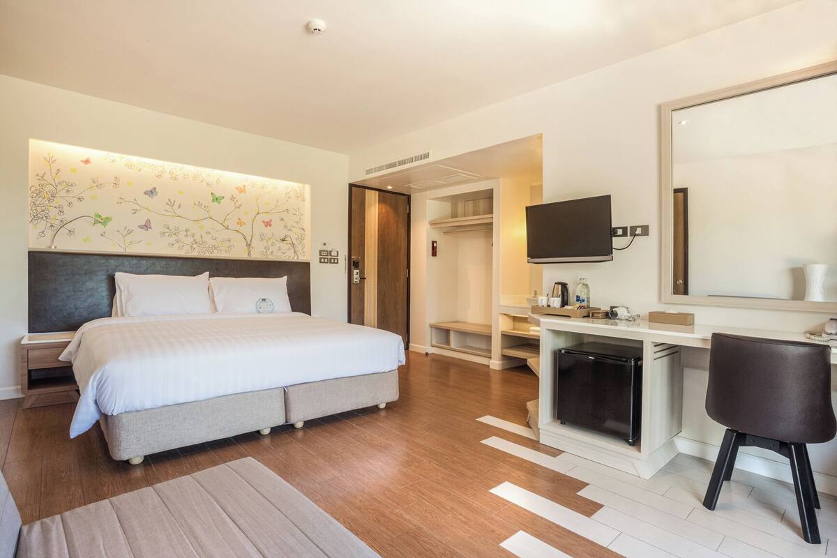 Desk, free WiFi, bed sheets