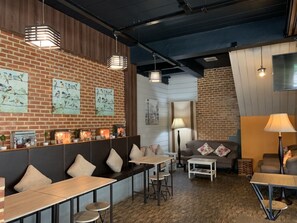 32-inch LED TV with satellite channels, TV - Prajaktra City Hostel (Udon Thani)