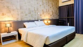 Superior Room | Minibar, in-room safe, desk, blackout drapes